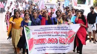 Unjuk rasa di Kerala ini dipicu oleh komentar bernada seksis dari Profesor Jouhar Munavvir T, yang mengajar di Akademi Pelatihan Farrok di Kerala. Foto: timesofindia.indiatimes.com