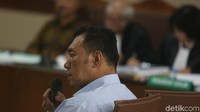 Adi Putra Kurniawan memberikan kesaksiannya.