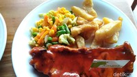 Menu steaknya beragam, kalau ini sirloin steak US dengan saus barbekyu, potato wedges dan mixed vegetable. Foto: Devi S. Lestari / detikFood