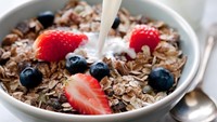 Libra selalu memperhatikan hidupnya agar seimbang. Semangkuk sereal renyah dengan tambahan buah segar jadi menu sarapan yang bisa diandalkan. Foto: Istock