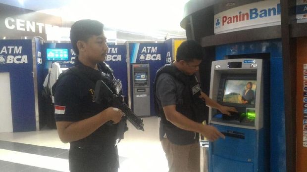 Petugas menyisir ATM yang berada di pusat perbelanjaan dan SPBU