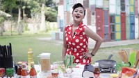 Sebentar lagi akan menikah dengan pengusaha bernama Saugi Balfas, chef cantik ini kerap berpose manis manja ketika sedang memasak. Foto: Instagram @aiko_sarwosri