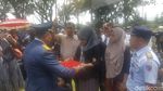 Foto: Tangis Haru Keluarga di Pemakaman Pilot Hanafie