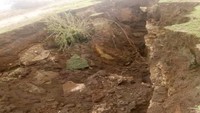 Ahli geologi memperkirakan lempeng Somalia telah bergerak menjauh dari lempeng Nubia dengan laju 2,4 sentimeter per tahun. Aktivitas saling mendorong atau menarik di kerak bumi menyebabkan batu meluncur ke atas atau ke bawah. (Foto: Dok. Edward Kiplimo via Standard Digital Kenya)