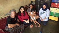 Imbalan Elek Yo Band itu lalu disumbangkan ke ahli waris dari Ismail Marzuki, yaitu anaknya yang bernama Rahmi Aziah beralamat di Depok. Ismail Marzuki adalah pencipta lagu Juwita Malam. Santunan juga diberikan kepada penulis/pencipta lagu Bento, yang bernama Nunil Choestoel Yakin. Lagu Juwita Malam dan Bento pernah dinyanyikan oleh Elek Yo Band. (Foto: Facebook Sri Mulyani)