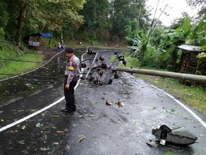 Tiang Listrik Roboh Halangi Jalan, Sebagian Wilayah Banjar Gelap