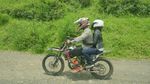Berjaket Kulit, Rini Soemarno Dibonceng Polisi Pakai Motor Trail