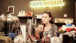 Siap Menikah, Ini Gaya Manis Chef Aiko Ketika Masak dan Ngopi