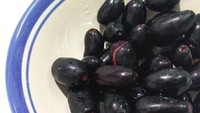 Buah jamblang atau juwet jadi buah favorit wanita 47 tahun ini. Buah ini sepet manis, tapi buat saya ini buah favorit, tulis pemilik Instagram hughes.dewi ini. Foto: Instagram hughes.dewi