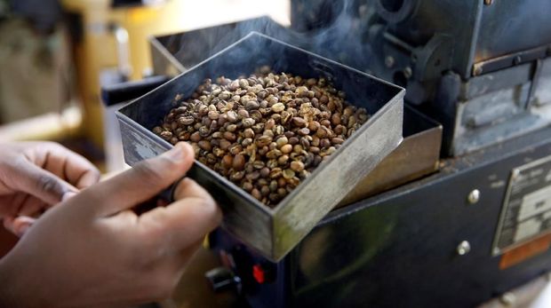 An employee roasts coffee for testing at a laboratory at the Central Kenya Coffee Mill near Nyeri, Kenya, March 15, 2018. Picture taken March 15, 2018. REUTERS/Baz Ratner