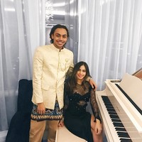 Ini momen Rafi dan Valerie datang ke acara kawinan bersama. Meski kadang keduanya terlihat mesra, namun nyatanya keduanya adalah sahabat baik. Rafi mengungkapkannya dalam keterangan fotonya, Friends with the same kind of crazy is one thing but we have the same mental disorder I swear.  Foto: dok. Instagram