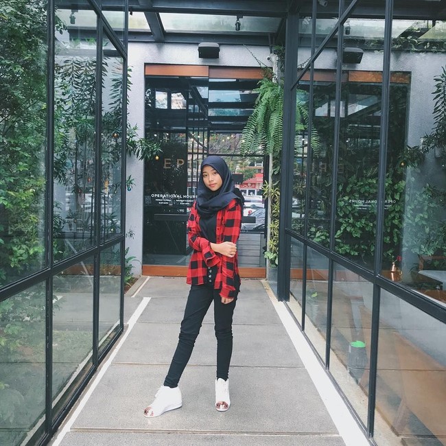 Gaya Ghaniya Salma pun menarik perhatian netizen. Gadis yang bertubuh tinggi semampai itu seringkali tampil modis mengenakan hijab simple khas remaja seusianya. Foto: Instagram/Ghaniyasalma