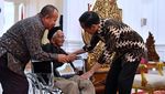 Foto: Hangat Pertemuan Jokowi dengan Nyak Sandang