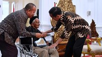 Dalam pertemuan itu, Bey mengatakan anak Nyak Sandang melaporkan soal kondisi kesehatan ayahnya. Nyak Sandang ada masalah pada penglihatan, yakni matanya mengalami katarak. (Foto: Laily Rachev-Biro Pers Serpres)
