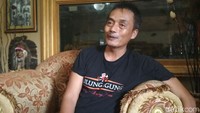 Geger di Tulungagung, ada nasabah bayar utang ke bank pakai uang mainan Rp 4,5 miliar. Mujiono namanya. Dia mengaku tidak tahu isi kardus yang disetorkan ke BCA Tulungagung, Senin (19/3), ternyata uang mainan. Kardus itu didapatkan dari pembeli rumahnya, Jumat (16/3).  (Foto: Adhar Muttaqin/detikcom)