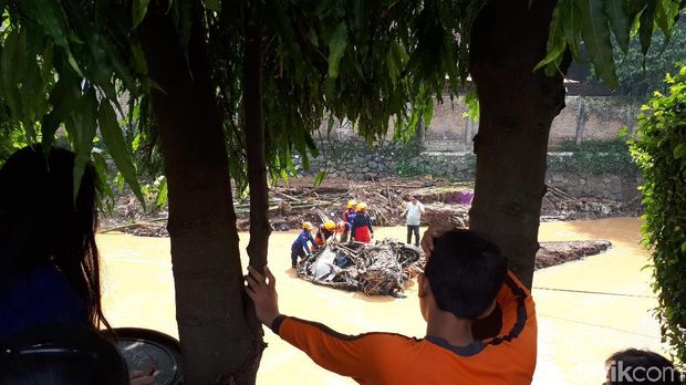 Evakuasi Bangkai Mobil Korban Banjir Bandang Cicaheum 6 Jam