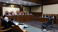 Hakim menyebutkan adanya kerja sama Yudi--yang merupakan Wakil Ketua Komisi V DPR saat itu--dengan M Kurniawan. Saat menerima uang itu, Kurniawan menghubungi Yudi dengan komunikasi kode, yaitu 4 juz, yang artinya uang Rp 4 miliar.