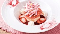 Creme brulee dibuat berbeda oleh Blue Brick Lounge. Aromanya lembut khas sakura dengan topping karamel rasa cherry dan meringue pink renyah. Ada juga saus cherry, whipped cream lembut dan strawberry dalam kreasi cantik ini. Foto: Tokyo Weekender