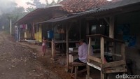 Alam, Ketua RT 11 RW 5 mengatakan, sebenarnya pihak Lippo sudah melakukan pembelian lahan sejak tahun 1990-an. Namun, hingga saat ini belum semua warga angkat kaki dari wilayah tersebut.