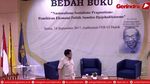 Momen Prabowo Tunjukkan Novel Tentang Indonesia Bubar 2030