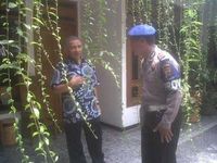 Amien Rais berbicara kepada polisi di pagi hari setelah kejadian teror