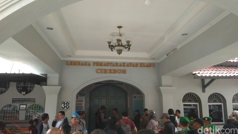 Polisi Dalami Provokator Kerusuhan Lapas Kelas 1 Cirebon Polisi Dalami Provokator Kerusuhan Lapas Kelas 1 Cirebon