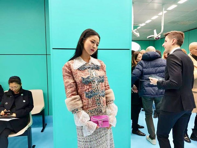 Ini penampilan manis Seol saat hadir di fashion show Gucci beberapa waktu silam.  Foto: dok. Instagram