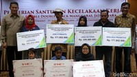 Para penerima santunan adalah ahli waris dari Jaenudin, Jana Sutisna, Joni Fitrianto, dan Deni Eko Prasetyo.