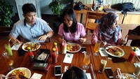 Senyum kenyang. Cheers! Foto: Devi S. Lestari / detikFood