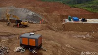 Di lokasi terlihat sebidang tanah yang sudah dibebaskan. Kondisinya berupa tanah merah yang sebagian dialas oleh batu kerikil.