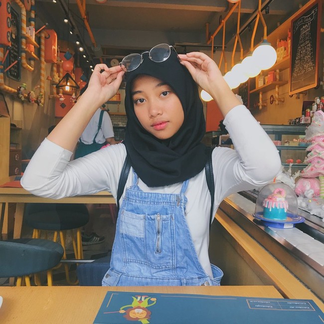 Layaknya remaja pada umumnya, Ghaniya Salma menunggah kegiatannya sehari-hari di Instagram, mulai dari foto bersama teman-temannya hingga bersama orang tuanya.  Foto: Instagram/Ghaniyasalma