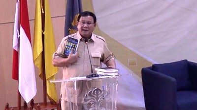 Momen Prabowo Tunjukkan Novel Tentang Indonesia Bubar 2030