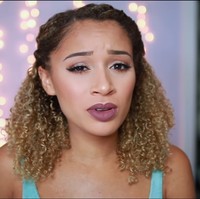 Luhhsetty membagikan cara menghilangkan bekas jerawat berupa noda dan bopeng yang dilakukannya sendiri di rumah. Hingga kini, video bertajuk 10 Easy Ways To Get Rid of Acne/Dark Marks! All Skin Types itu telah dilihat 393.000 kali. Foto: Screenshot YouTube