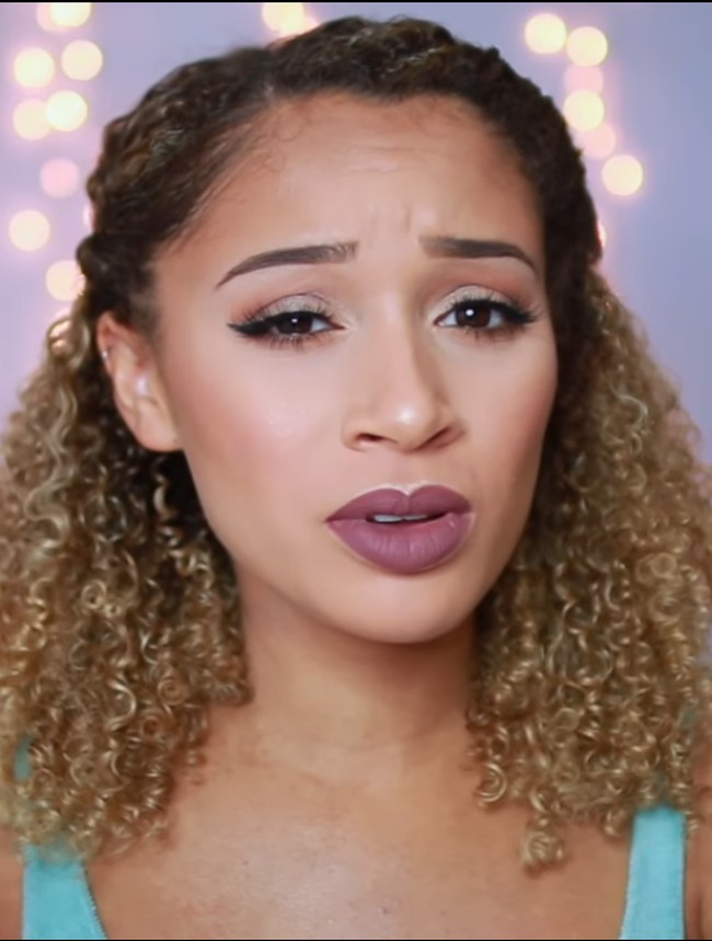 Luhhsetty membagikan cara menghilangkan bekas jerawat berupa noda dan bopeng yang dilakukannya sendiri di rumah. Hingga kini, video bertajuk 10 Easy Ways To Get Rid of Acne/Dark Marks! All Skin Types itu telah dilihat 393.000 kali. Foto: Screenshot YouTube