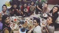 Wah seru banget nih makan-makan lesehan bersama pemain sinetron. Makanannya banyak banget ya. Foto: instagram @elysugigi_real