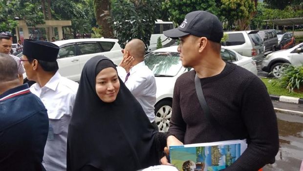 lyra virna datang ditemani suaminya