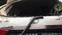 Selain ringsek, kaca-kaca mobil Avanza ini hancur akibat ditimpa pohon besar. 
