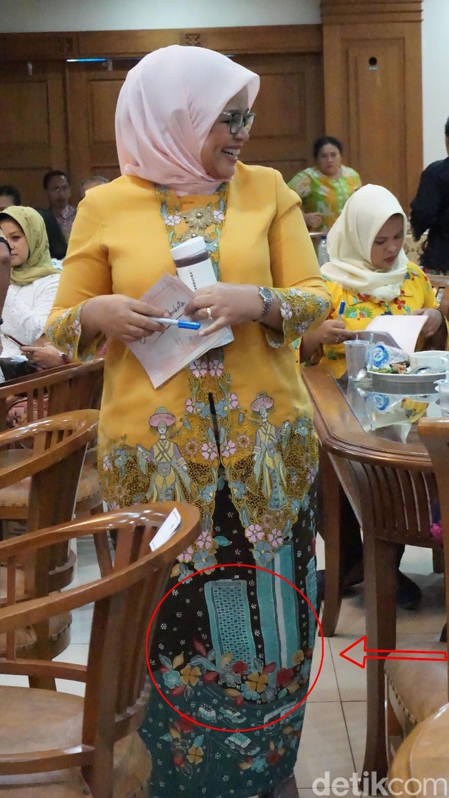 Fery Baswedan menggunakan kebaya encim kuning dengan detail bordiran yang manis. Untuk bawahan, kain batik motif Bundaran Hotel Indonesia (HI) jadi andalan. “Berat banget nih saya bawa Bundaran HI,” canda ibu empat anak itu.  Foto: Daniel/Wolipop