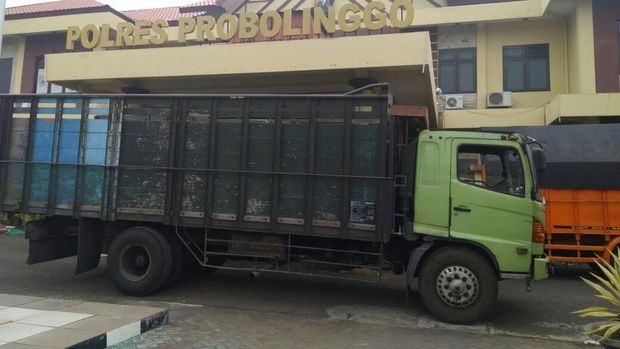 Truk Fuso yang dirampok komplotan bajing loncat di jalur Pantura Probolinggo. (Foto: M Rofiq)