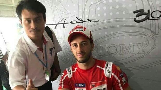 Nathania Mugiyono saat berfoto bersama juara MotoGP Qatar 2018, Andrea Dovizioso. (