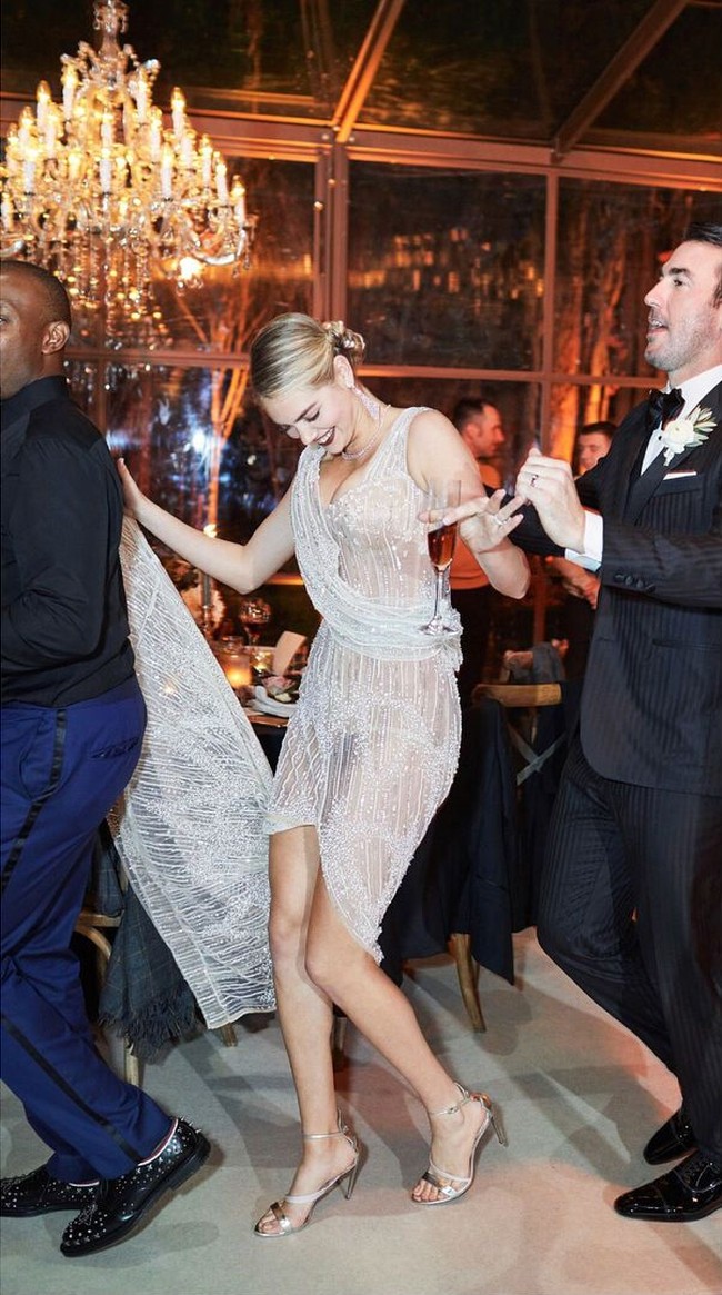 Kate menggunakan busana transparan cantik dengan detial bebatuan. Foto: Instagram