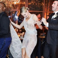 Kate menggunakan busana transparan cantik dengan detial bebatuan. Foto: Instagram