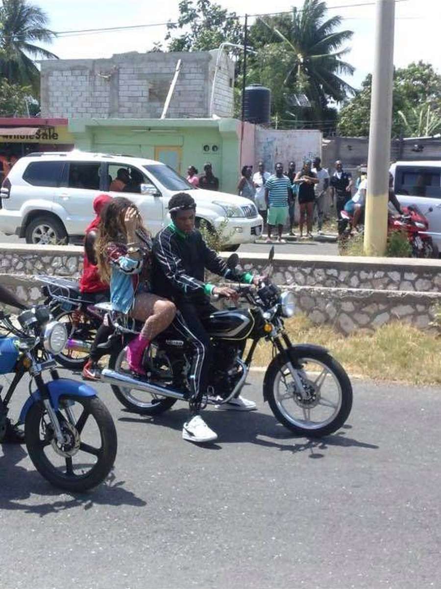 Seperti Dilan Jay Z Dan Beyonce Mesra Boncengan Naik Motor Klasik