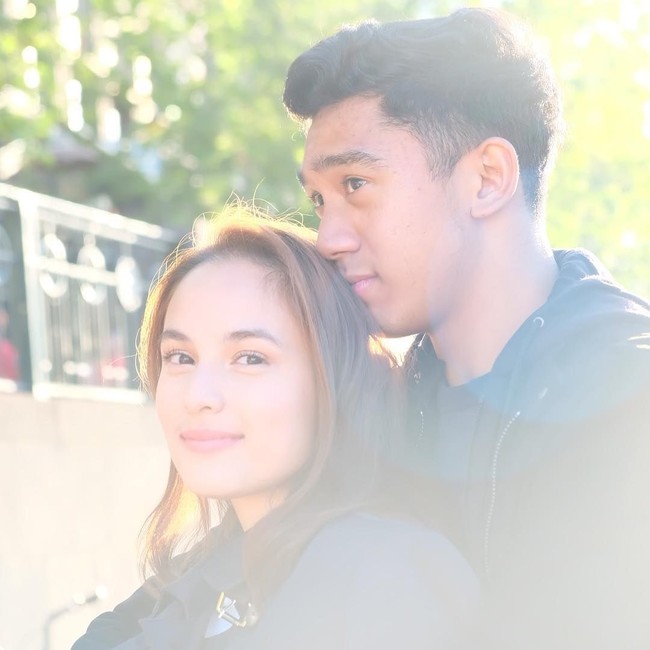 Dan Chelsea pun menuliskan kata-kata romantis yang rasanya bisa membuat pria manapun meleleh hatinya, tak terkecuali Daffa Wardhana. I love you not only for what you are, but for what I am when I am with you. I love you not only for what you have made of yourself, but for what you are making of me. I love you for the part of me that you bring out. I love you for who you are because the entire universe conspired to help me find you,” tulis bintang film Srikandi itu. Foto: Instagram chelsea islan dan daffa wardhana
