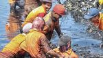 Potret Kerja Keras Petugas Bersihkan Lautan Sampah di Teluk Jakarta