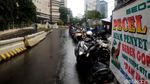 Duh! Pembatas Jalan di Kawasan Sudirman Jadi Meja Dadakan PKL