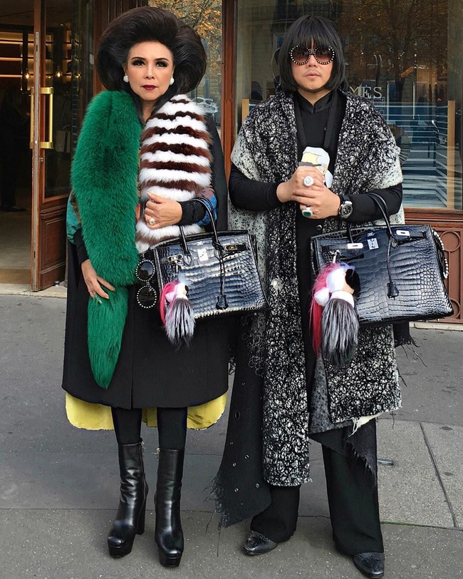 Mother Lee selalu bergaya kompak dengan anak laki-lakinya, Pattharapol Puengboonpra yang lebih populer dengan nama Peepy. Keduanya kerap memamerkan penampilan mereka dalam keseharian berbalut barang branded mulai dari Louis Vuitton hingga Hermes. Seperti di foto ini keduanya kompak membawa tas Hermes Birkin yang harganya mencapai miliaran rupiah. Foto: Instagram/peepy_and_mother_lee