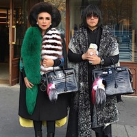 Mother Lee selalu bergaya kompak dengan anak laki-lakinya, Pattharapol Puengboonpra yang lebih populer dengan nama Peepy. Keduanya kerap memamerkan penampilan mereka dalam keseharian berbalut barang branded mulai dari Louis Vuitton hingga Hermes. Seperti di foto ini keduanya kompak membawa tas Hermes Birkin yang harganya mencapai miliaran rupiah. Foto: Instagram/peepy_and_mother_lee