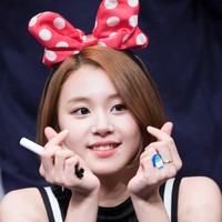 Si Mungil Chaeyoung dari girlband Twice juga memopulerkan gaya finger heart. Foto: istimewa