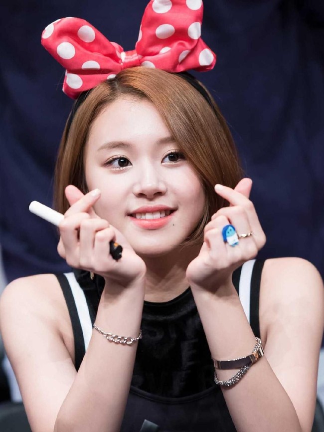 Si Mungil Chaeyoung dari girlband Twice juga memopulerkan gaya finger heart. Foto: istimewa